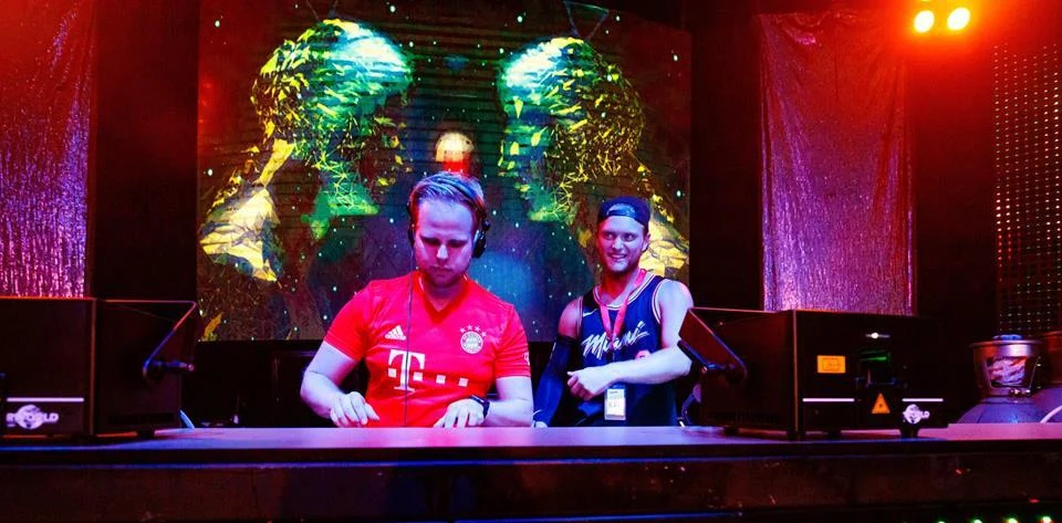 Heddan am DJ-Pult während eines Liveauftritts