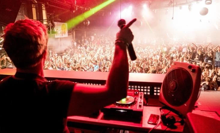 Heddan an den Decks vor einem Clubpublikum